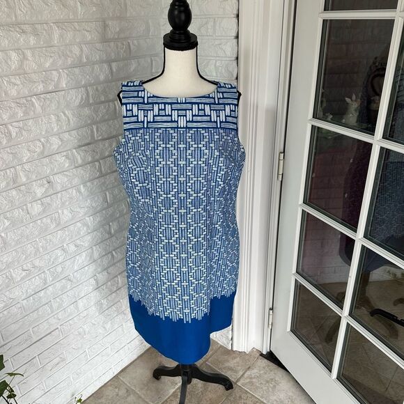 Lovely Sleeveless Dress - Picture 1 of 5